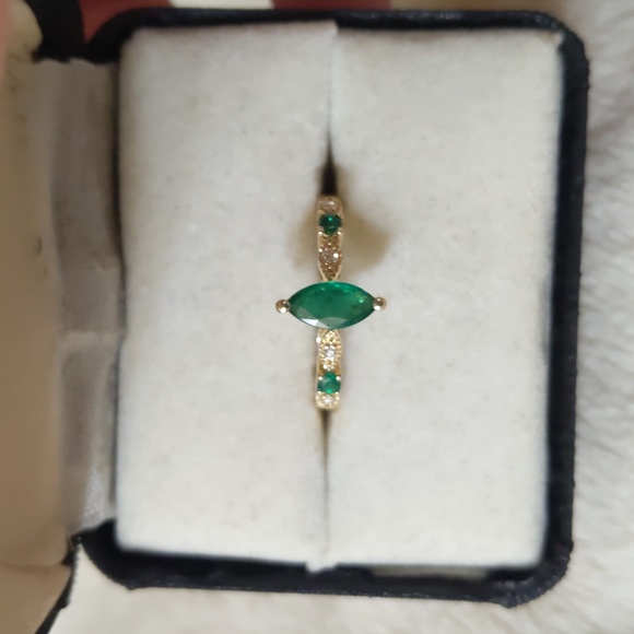 Emerald and Diamond Ring - Picture 7 of 8